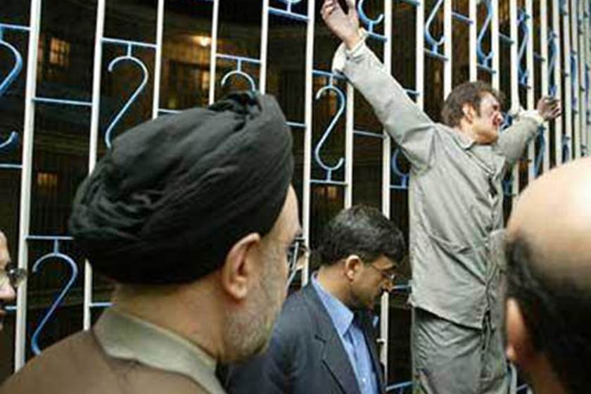 معتقل إيراني أمام مجموعة من الإيرانيين