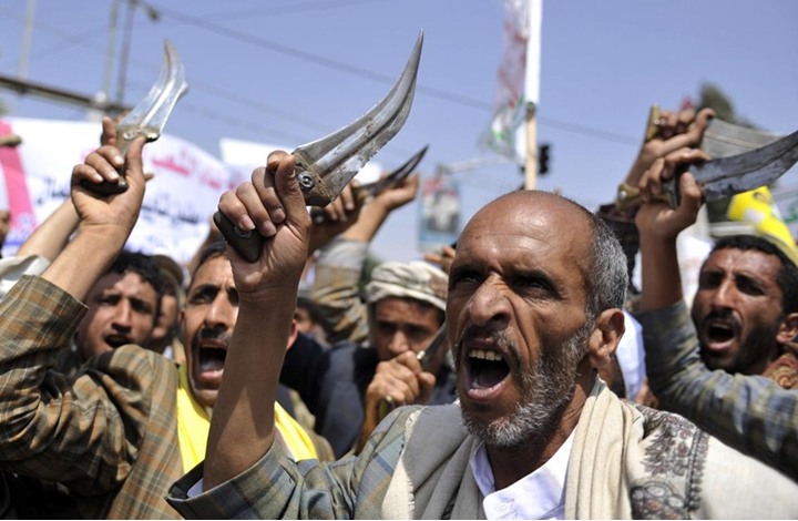 عناصر ميليشيا الحوثي المدعومة من إيران يحملون الأسلحة