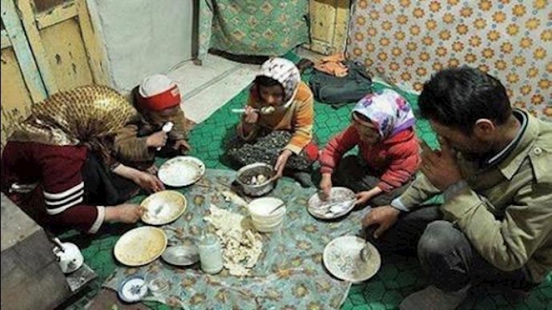 فتيات إيرانيات يتناولن الطعام