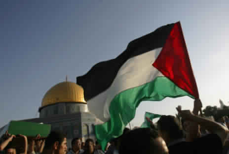 فلسطينيون يرفعون الأعلام أمام المسجد الأقصي