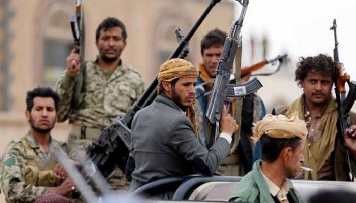 عناصر مليشيا الحوثي المدعومة من إيران تحمل الأسلحة الآلية