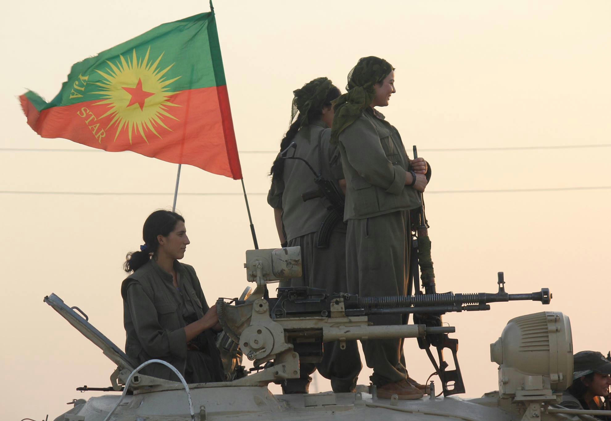 عناصر نسائية في الجيش الكردستاني