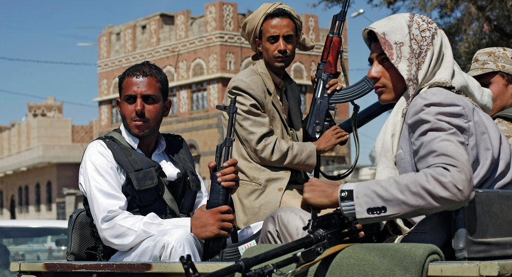 عناصر من ميليشيا الحوثي الإرهابية المدعومة من إيران تحمل السلاح الألي