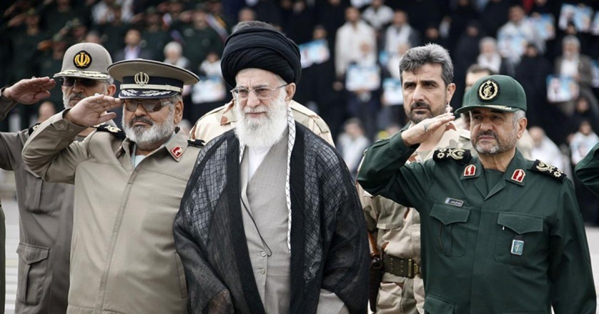 المرشد الإيراني علي خامنئي وسط قادة الحرس الثوري