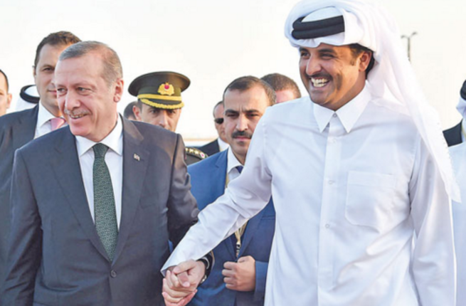 الرئيس التركي رجب طيب أردوغان يسير بصحبة أمير قطر تميم بن حمد
