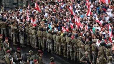 الجيش اللبناني والمتظاهرون في بيروت خلال مظاهرات لبنان
