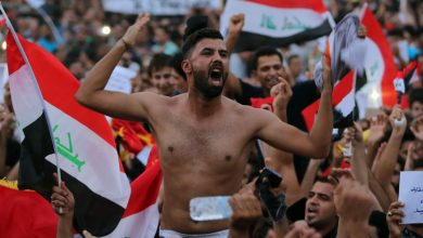متظاهرون- رفعون-علم-العراق في مظاهرات بغداد