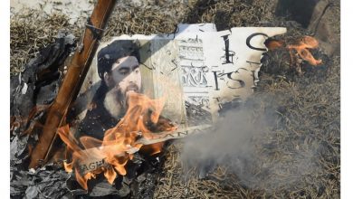 حرق صورة لزعيم داعش أبو بكر البغدادي