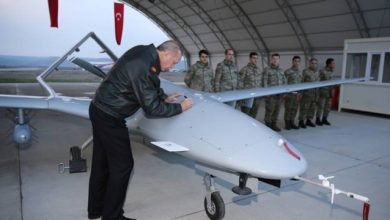 أردوغان يوقع على طائرة استطلاع تركية