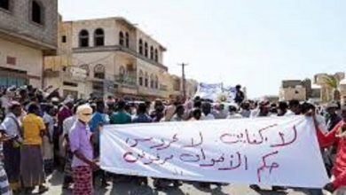 أهالي سقطرى يدخلون في اعتصام مفتوح للمطالبة برحيل المحافظ الإخواني