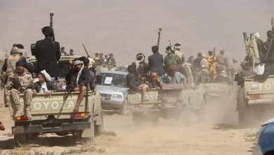 عناصر ميليشيا الحوثي يستقلون سيارات ويحملون أسلحة