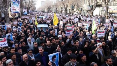 آلاف المحتجين في شوارع طهران خلال مظاهرات إيران بسبب ارتفاع أسعار البنزين