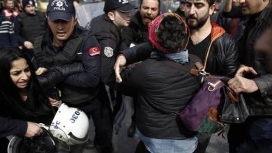 الشرطة التركية تعتدي على السيدات