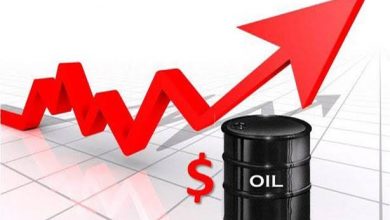 برميل نفط ومؤشر يدل على ارتفاع أسعار النفط