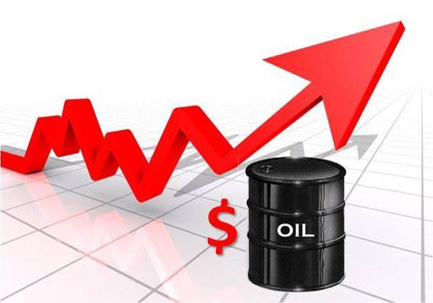 برميل نفط ومؤشر يدل على ارتفاع أسعار النفط