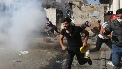 اشتباكات بين المتظاهرين وقوات الأمن في العراق والشرطة العراقية تطلق الغاز المسيل للدموع لتفريق المحتجين