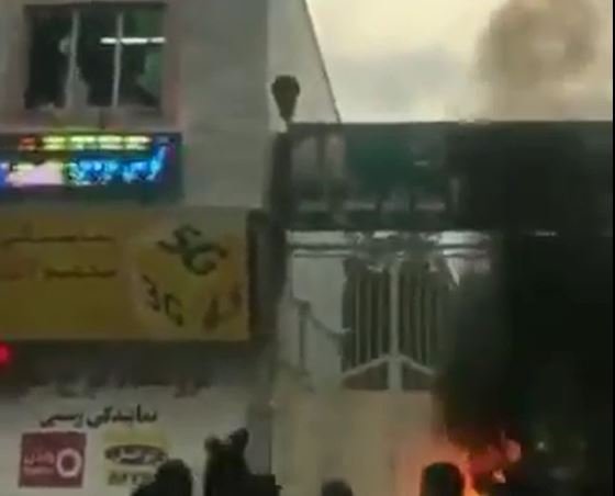 حرق مراكز لقوات الباسيج التابعة للحرس الثوري بمحافظة أردبيل