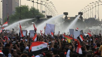 قوات الأمن العراقية ترش المتظاهرين بالمياة