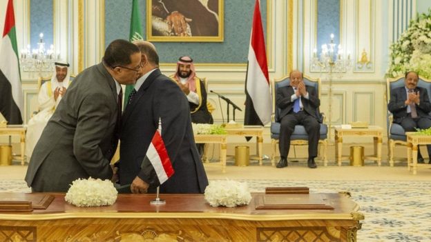 لحظة توقيع اتفاق الرياض