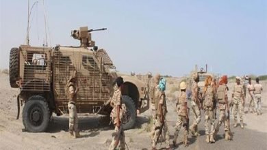 عناصر من قوات الجيش اليمني تقوم بعملية ميدانية ضد ميليشيا الحوثي الإرهابية