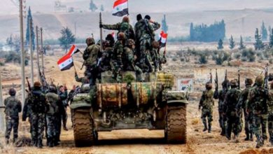 دبابة تابعة للجيش السوري وجنود يسيرون في شوارع سوريا