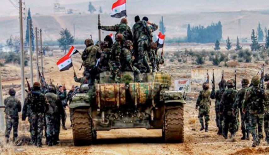 دبابة تابعة للجيش السوري وجنود يسيرون في شوارع سوريا