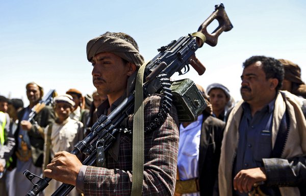 عناصر من الحوثيين يحملون السلاح