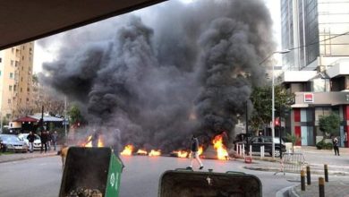 متظاهرون لبنانيون يقطعون الطرق بإشعال إطارات السيارات