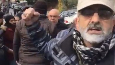 رجل يعتدي على المتظاهرين في لبنان