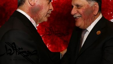 الرئيس التركي رجب طيب أردوغان يصاحف فايز السراج رئيس حكومة الوفاق غير الشرعية