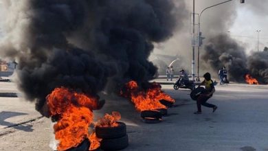 متظاهرون عراقيون يشعلون إطارات السيارات