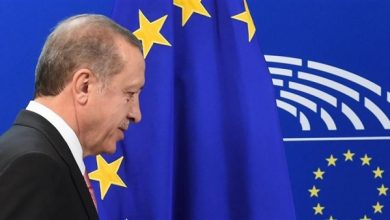 أردوغان أمام علم الاتحاد الأوروبي