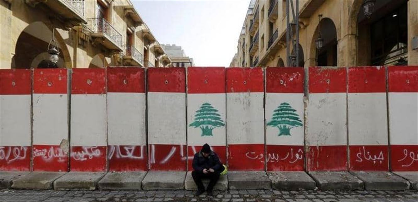 علم لبنان على جدار