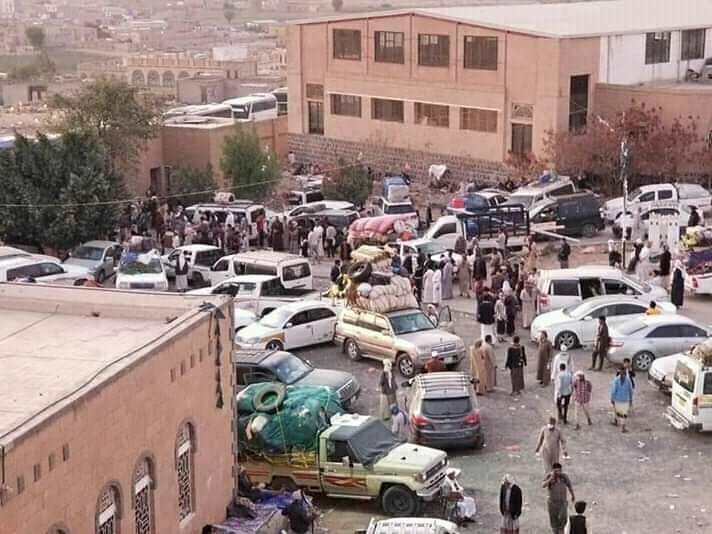 سيارات في أماكن الحجر الصحي الذي يقيمه الحوثيون