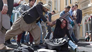 عنصر من حركة طالبان يضرب امرأة على رأسها