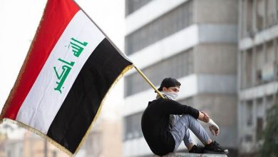 طفل عراقي يحمل العلم