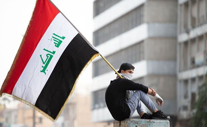 طفل عراقي يحمل العلم