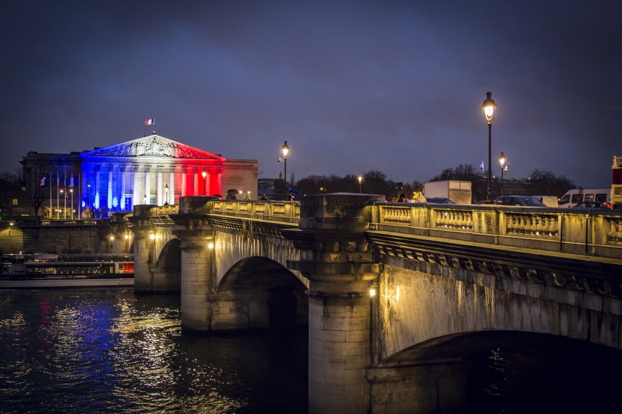خسارة تاريخية تضرب الإقتصاد الفرنسي