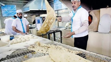 خبازون يصنعون الخبز الإيراني