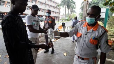 الشرطة في أفريقيا تعقم أيدي المارة في الشوارع للوقاية من كورونا