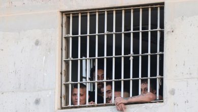سجناء وراء القضبان