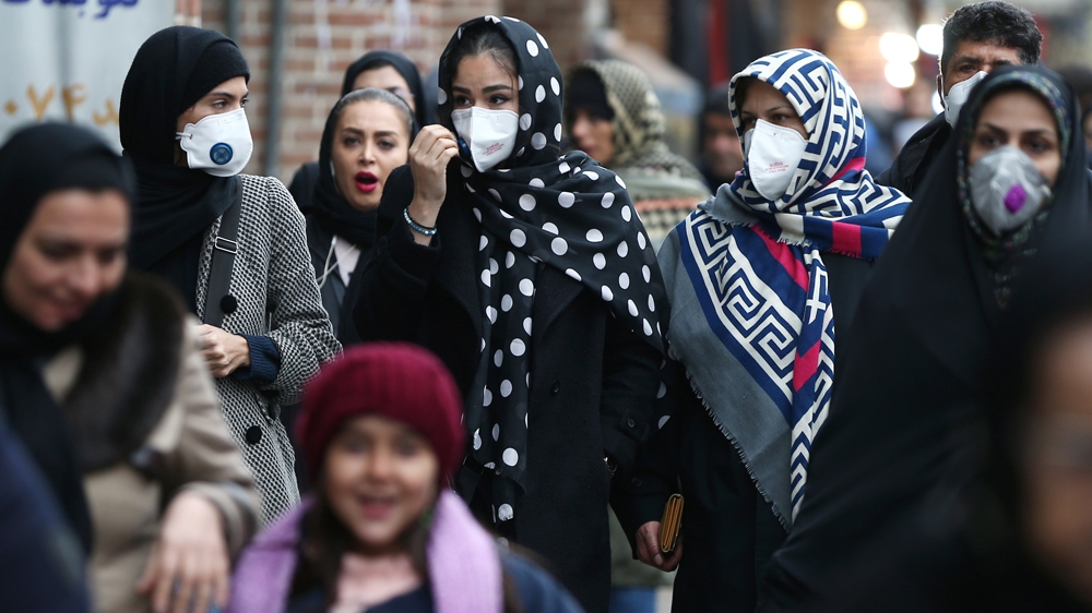 إيرانيات في شوارع إيران يرتدون الكمامة للوقاية من فيروس كورونا المستجد
