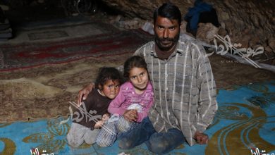 عائلة سورية تعيش في مغارة قاسية في ريف إدلب