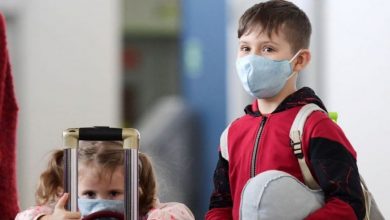 أطفال ترتدي الكمامة لوقاية من فيروس كورونا