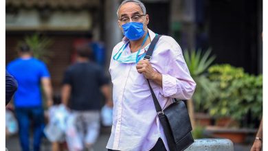 مصري يرتدي كمامة للوقاية من فيروس كورونا في الشارع