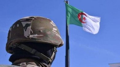 جندي جزائري أمام علم الجزائر