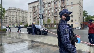 أحد الجنود يرتدي الكمامة في شوارع موسكو