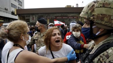 متظاهرة تصرخ في وجه ضابط جيش في شوارع لبنان بسبب ازدياد الفقرف