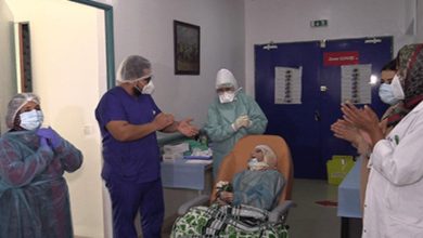 عجوز مغربية تشفى من كورونا وحولها الأطباء يصفقون لها
