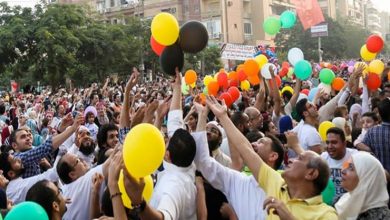 مصريون يطلقون بالونات في العيد